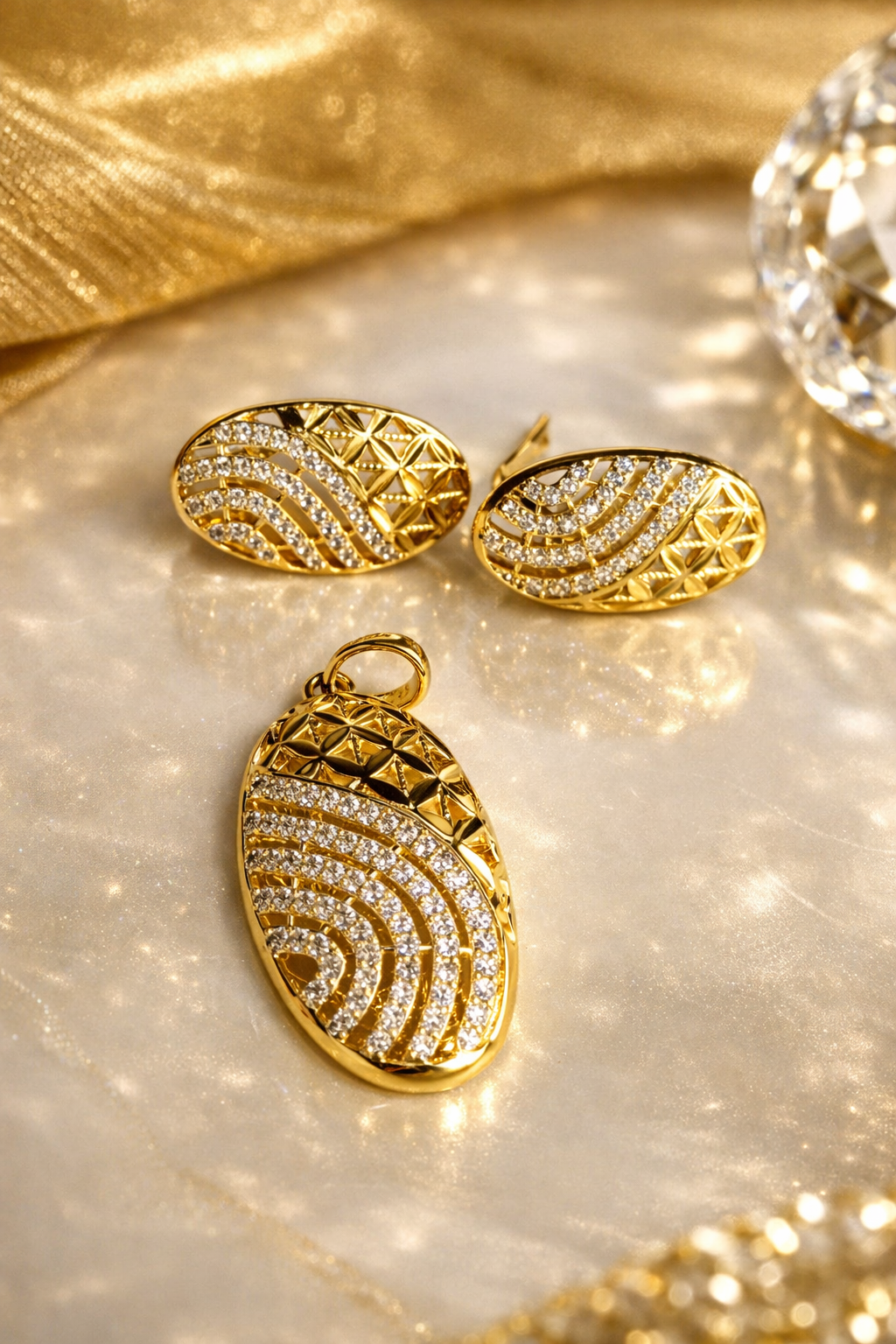 Golden Radiance Oval Pendant Set