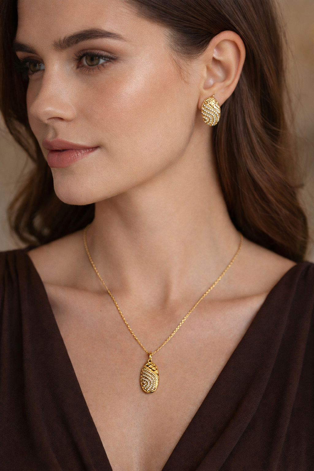 Golden Radiance Oval Pendant Set